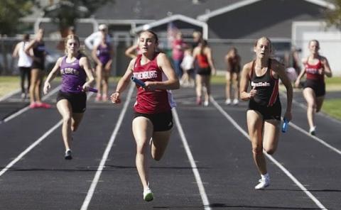 Ellaray Koch comes down the home stretch in the final leg of the women’s 4x100m relay to win gold at the SWC meet last week in Cozad. (Leader photos by Charity Wyatt)